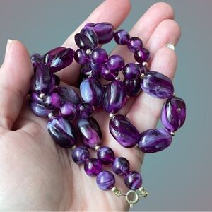 Vintage swirled purple acrylic/lucite beaded necklace